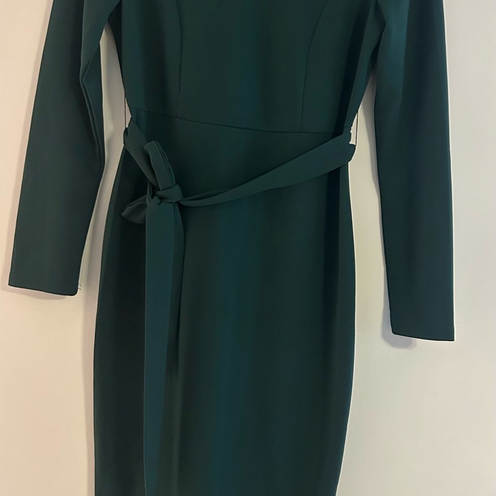 Elegant Green Long-Sleeve Dress